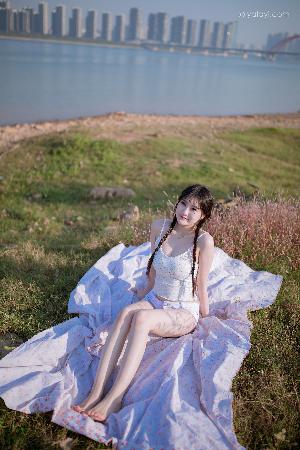 亭亭玉立四月天月色阑珊处情已晚